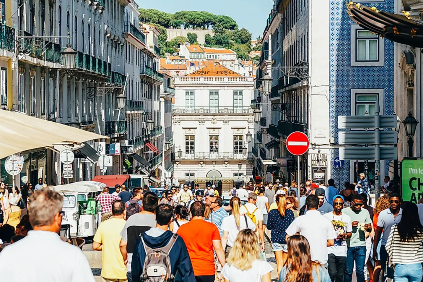 A crowd of people walking on a street

Description automatically generated with low confidence